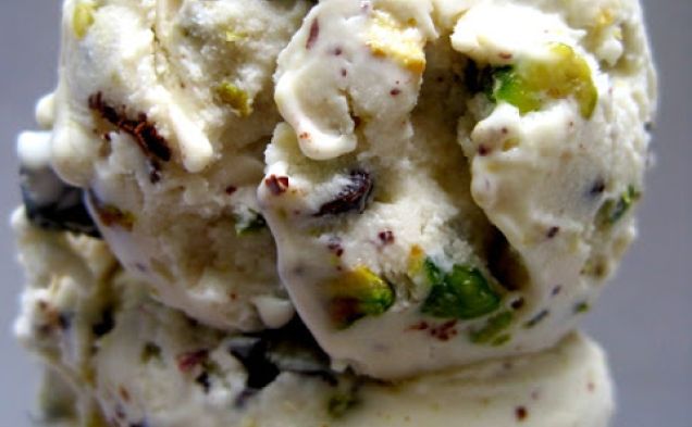 Cannoli Ice Cream w. Pistachios & Dark Chocolate